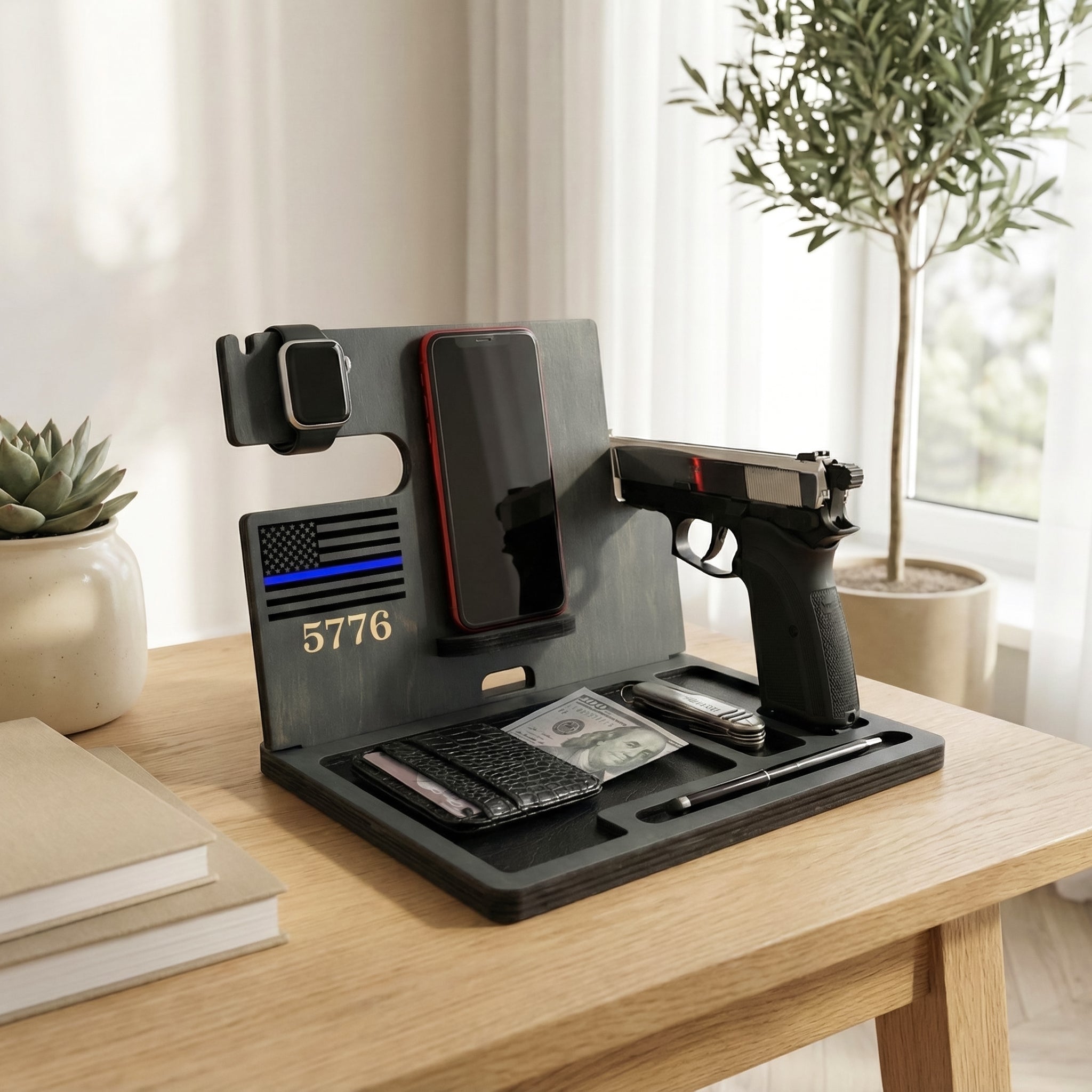 Schreibtisch-Organizer aus Holz mit Waffenhalter