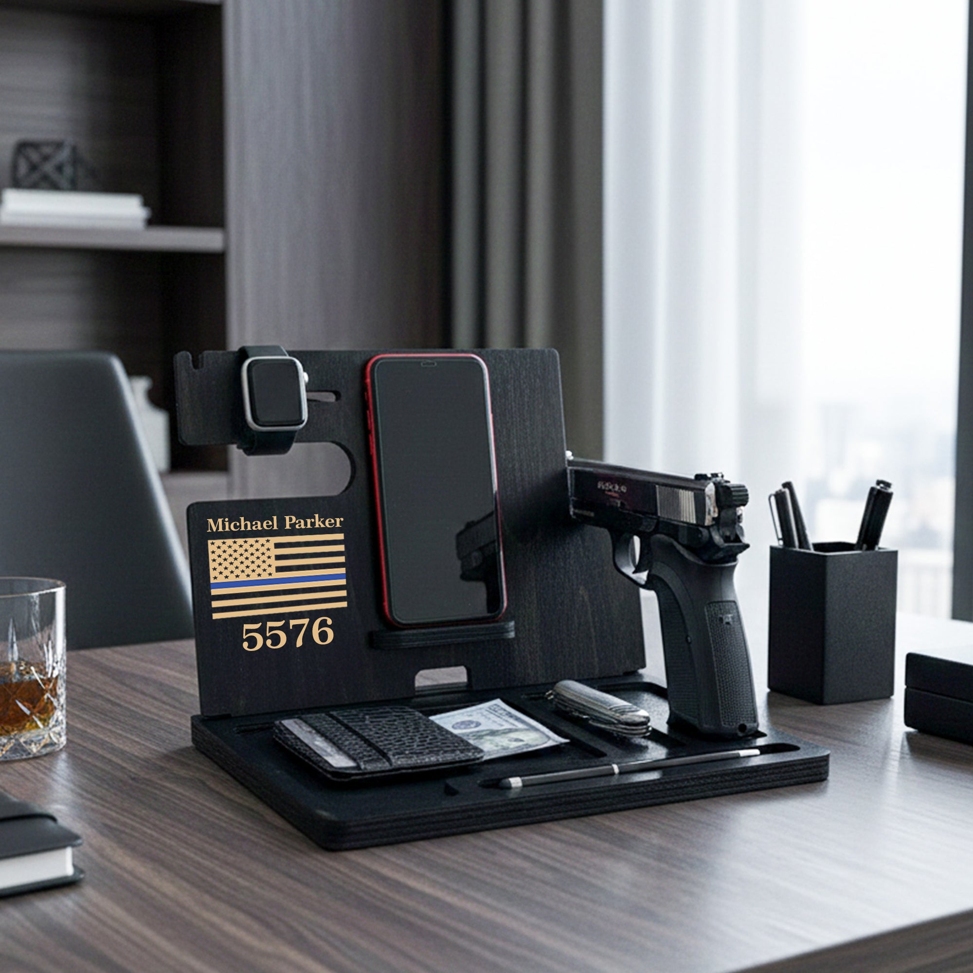 Organisateur de bureau en bois avec porte-pistolet