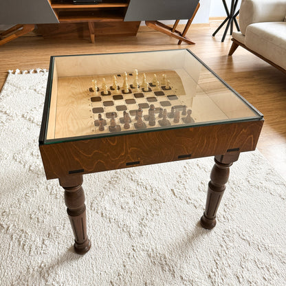 Schachspieltisch mit abnehmbarer Glasplatte