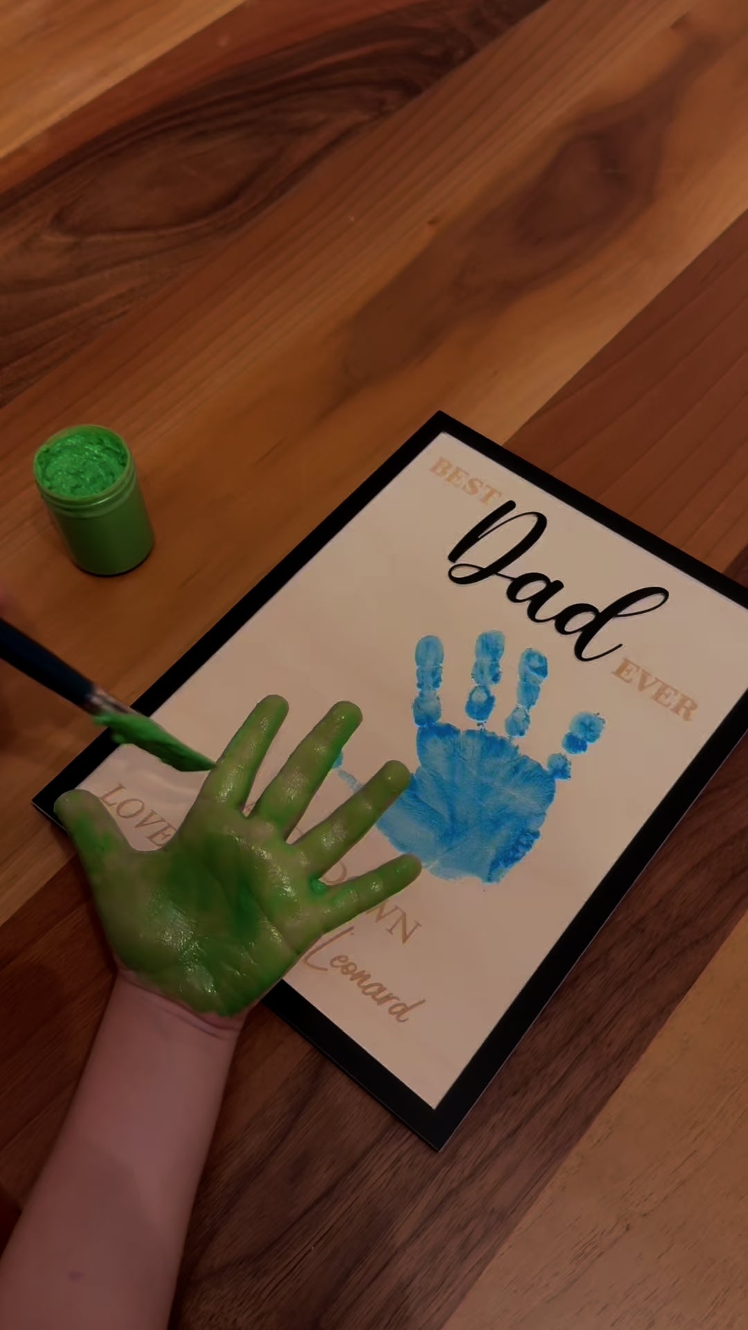 Video laden: Hands Down Best Dad Ever | Personalized Engraved Wooden Sign | Handmade Fathers Day Gift I Personalized Meaningful Gifts for Dad from Kids